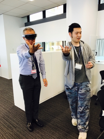 HoloLensでMR空間を操作する様子