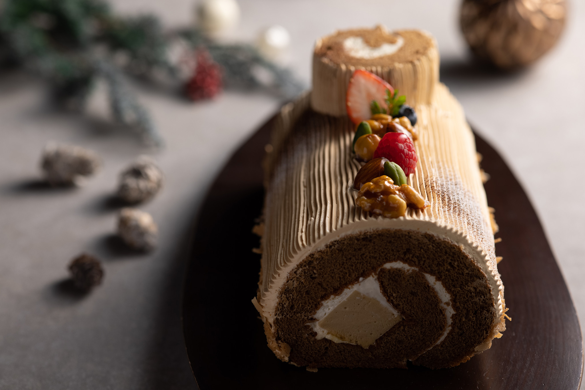 21 クリスマスケーキ 栗原心平さん 浅草ビューホテル コラボ企画 家族で楽しめるキャラメル味のブッシュドノエルご予約受付中 日本ビューホテル株式会社のプレスリリース