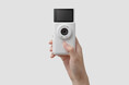 スマホライクな縦型デザインのVlogカメラ「PowerShot V10」のホワイトモデルを発売