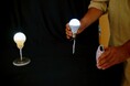 ケーブルなしで電力を伝送する無線周波数信号を使用したワイヤレス充電の発明