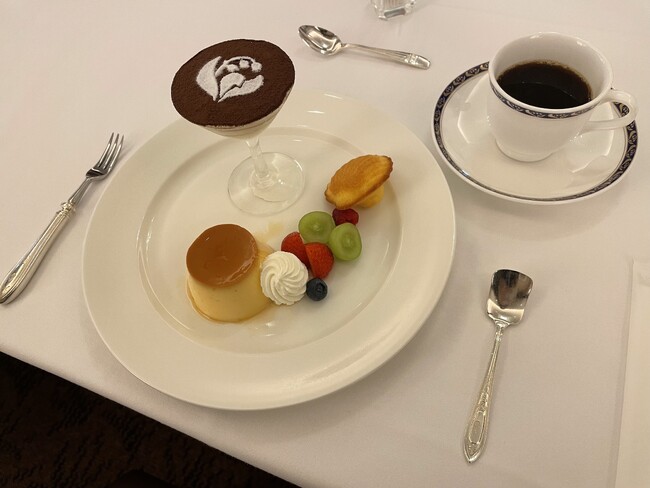 ガスビル食堂で提供したオリジナルデザート。 ティラミスには大阪ガスの意匠すずらんが。 ガスビル食堂で提供したオリジナルデザート。 ティラミスには大阪ガスの意匠すずらんが。