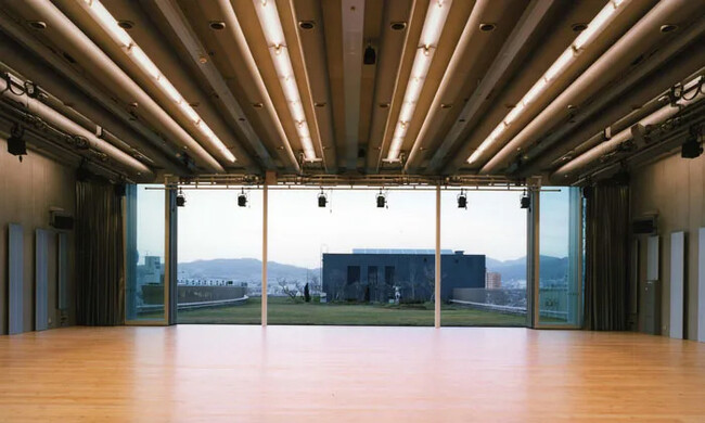 オープンスタジオ(客席側)から臨むトップガーデン(アクティングエリア) オープンスタジオ(客席側)から臨むトップガーデン(アクティングエリア)