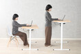 姿勢が変わると、仕事が変わる。ボタンひとつで約45cm昇降する『クロイー電動昇降デスク』新発売。