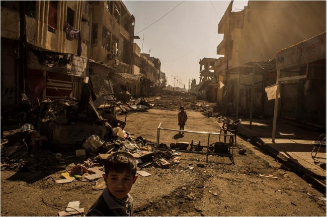 紛争で破壊されたイラク・モスルの街で遊ぶ子供たちの写真