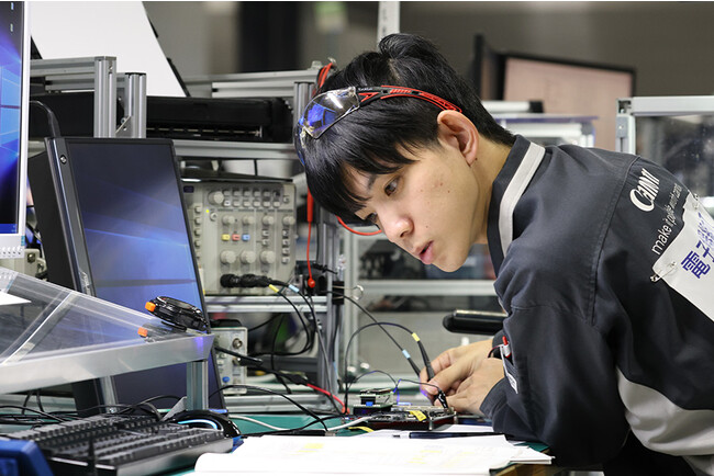 「電子機器組立て」で銀メダルを獲得した菅隼人選手 「電子機器組立て」で銀メダルを獲得した菅隼人選手