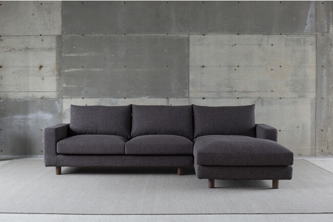 片肘の “NOSTOS One Arm Sofa”と “NOSTOS One Arm Couch”を組み合わせることで、お部屋の広さにぴったりなカウチソファに。