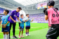 元サンフレッチェ広島の 森﨑 浩司 アンバサダーと中島 浩司 さんがサッカー教室に登場!「ドコモ未来フィールド」で “プロサッカーのセカイ”にふれる