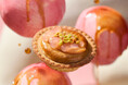 【紅茶党必見】食べるピーチティー?!〈桃 × 紅茶〉スイーツ ♪冷蔵と冷凍の2WAYで楽しむ、冷やしておいしいチーズタルトが新登場!夏季の “おうちカフェ” にぴったりな「ピーチアールグレイ」風味に