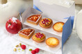 【ホリデー新商品】パーティーフォトを華やかに彩る♪ぎっしり6個！冬限定チーズタルト入りの「BAKEホリデーBOX」〜「アップルシナモン」と「ピスタチオベリー」のタルトが登場〜