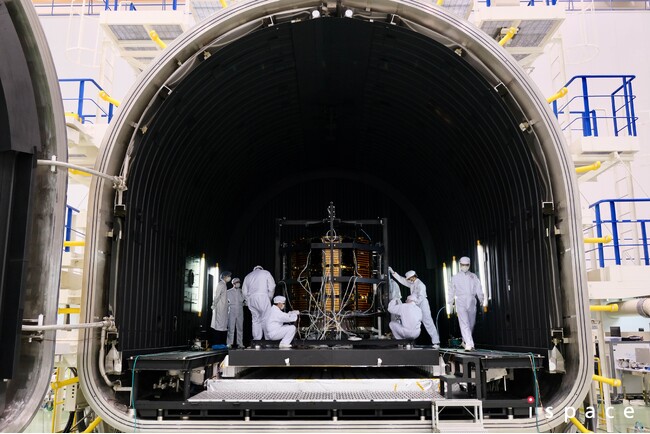 筑波にあるJAXA設備にて、ispaceエンジニアがRESILIENCEランダーを大型チャンバーに移動する様子