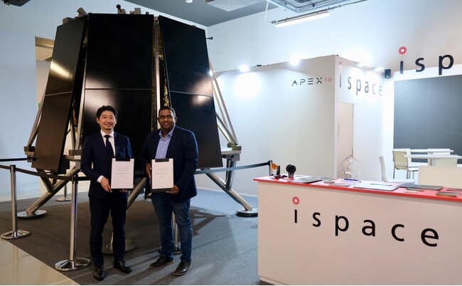 IACのispaceブースに展示するAPEX 1.0レプリカの前で、株式会社ispace 代表取締役CEO ＆ Founderの袴田武史（左）とHEX20 CEO & Co-FounderのLloyd Jacob Lopez氏