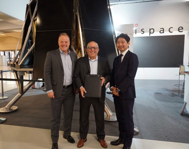 APEX 1.0ランダーのレプリカの前で左からispace-U.S. CEO ロナルド・ギャラン、Astroport CEO Sam Ximenes氏、ispace 代表取締役CEO ＆ Founder 袴田武史