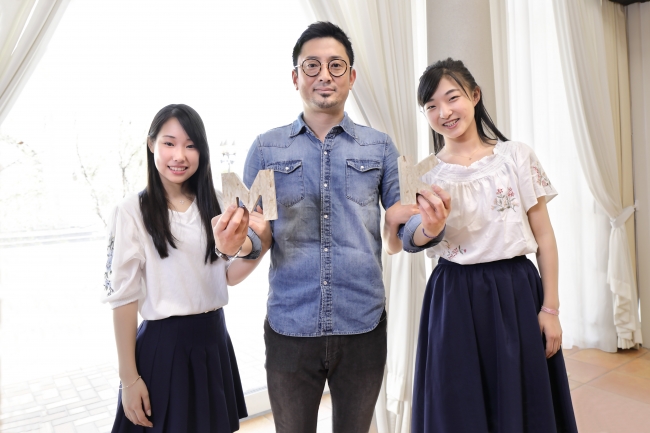 番組MCの宮本賢二さん(中央)と三原舞依選手(左)、坂本花織選手(右)