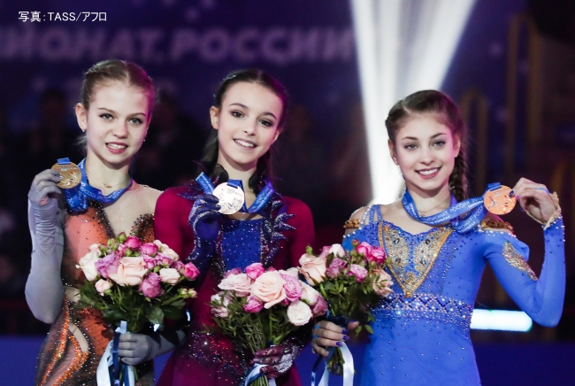 ロシアフィギュアスケート選手権2019表彰式 ジュニア3選手が表彰台を独占 （左から）A.トゥルソワ、A.シェルバコワ、A.コストルナヤ