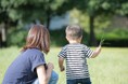 「スマホ後悔」の次にくるのは、「お出かけ疲れ」。子育て世帯の「すきま時間」、デジタルとリアルのジレンマが浮き彫りに。