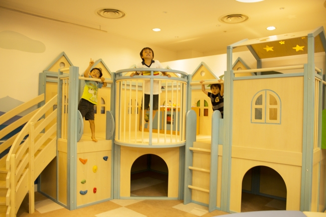 プレイハウス　マリーナ  海をイメージしてオリジナルデザインしたプレイハウス マリーナは、大人に合わせて作られた世界の中で、子どもの身体サイズに合わせて作られた、大きな家のような遊具です。