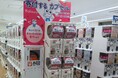 ゲオグループのカプセルトイ専門店、お客さまと地域社会の安心・安全に貢献 薬局がモチーフの『カプセル楽局』にAEDを設置