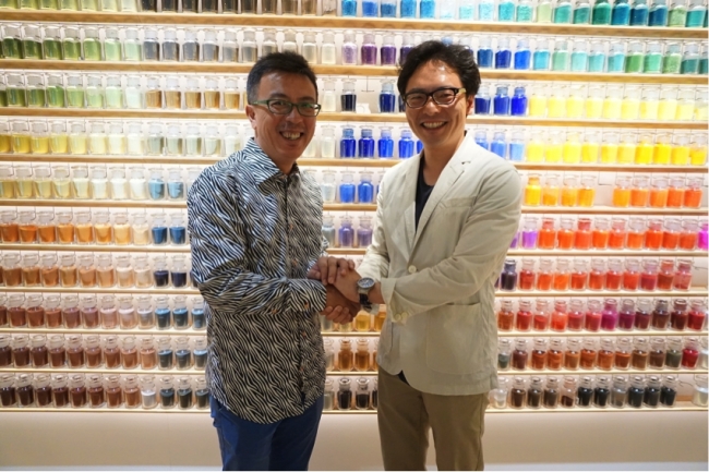 (左)Liu Xiaodong氏　（右）寺田倉庫 アート事業企画プロジェクトリーダー飯塚太一