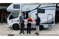 日本最大級のキャンピングカーメーカー【ナッツRV】が石川県珠洲市へ「令和6年能登半島地震・豪雨災害」に対する義援金134.4万円およびキャンピングカーを寄贈。4月14日(月)に贈呈式が行われました。