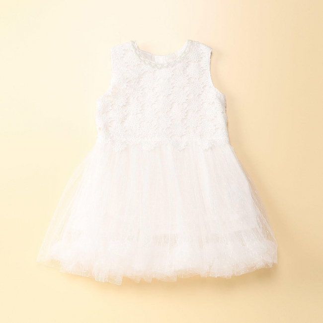 フラワーレースドレス ￥19,440（税込）　サイズ：80・90cm　カラー：ホワイト・アイボリー
