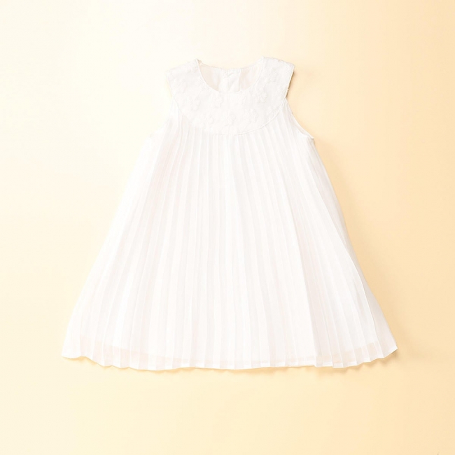 シフォンプリーツドレス ￥15,120（税込）　サイズ：80・90cm　カラー：ホワイト・アイボリー
