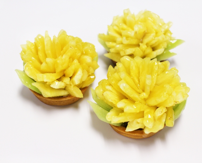 黄色いカーネーション ―パイナップル―：900円（税込）／直径7cm