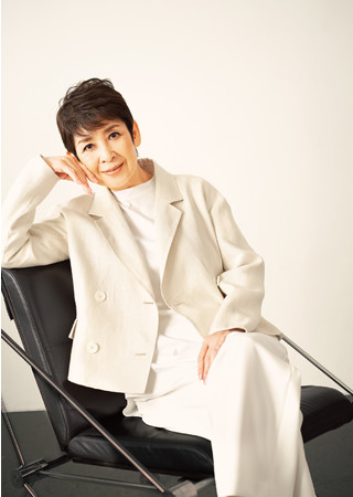 ショートジャケット 89,100円(税込) カラー:生成り、サックス ショートジャケット 89,100円(税込) カラー:生成り、サックス