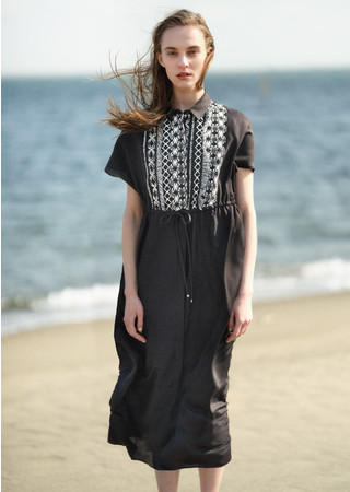 シャツドレス　59,400円(税込)