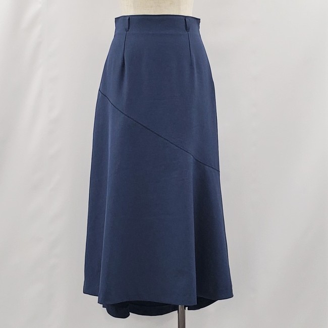 スカート　19,800円(税込)　カラー：ダークブルー、ブラウン、ブラック