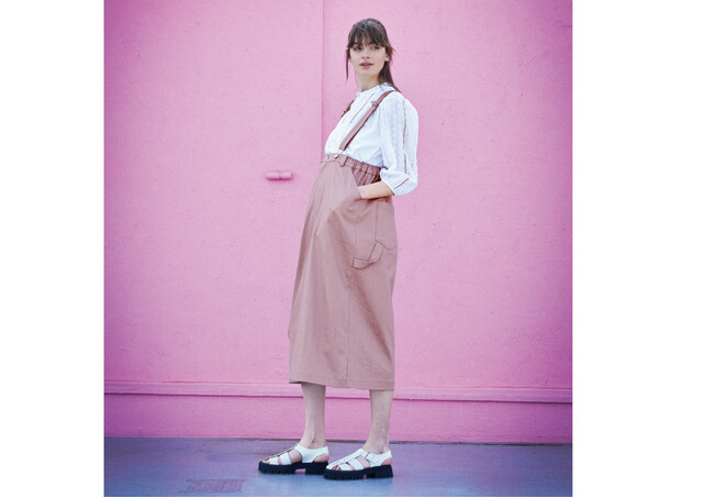 サロペットスカート　25,300円(税込)　カラー：オフホワイト、ピンク、モカブラウン