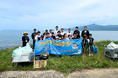 環境の日、唐津の離島・高島で全校児童13名が"全員参加"のビーチクリーン｜唐津南高校・佐賀バルーナーズと協働、拾ったキャップは"高島の形"のキーホルダーへ