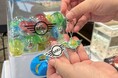 MINI宮崎のクリスマスオーナメントが、もう一度MINIロゴのキーホルダーに。参加者が願いを書いた廃キャップのオーナメントを再成形し、9月からご来場プレゼントのガチャガチャで配布中