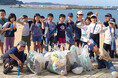 呼子小学校3年生、唐津市呼子町キャランコビーチでの海岸清掃活動を通じて環境保護を学ぶ