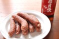 東京・新島産の焼酎麹で豚肉を発酵させた『焼酎麹発酵サラミ』新たに地元産の「しおさいの塩」×「島とうがらし」を使用し販売開始