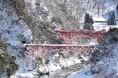 白銀の景色の中、新山彦橋をトロッコで渡る「冬の黒部峡谷プレミアムツアー」開催