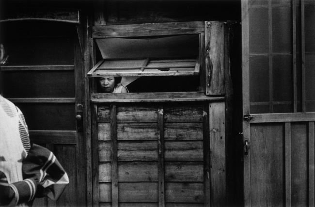 常盤とよ子《窓　日の出町裏》1955年　ゼラチン・シルバー・プリント　25.9×39.6cm