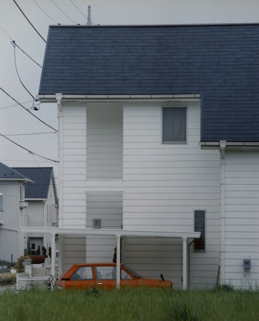 小宮敬治《新興住宅（B）》1988年　カラー・プリント　53.7×43.4㎝
