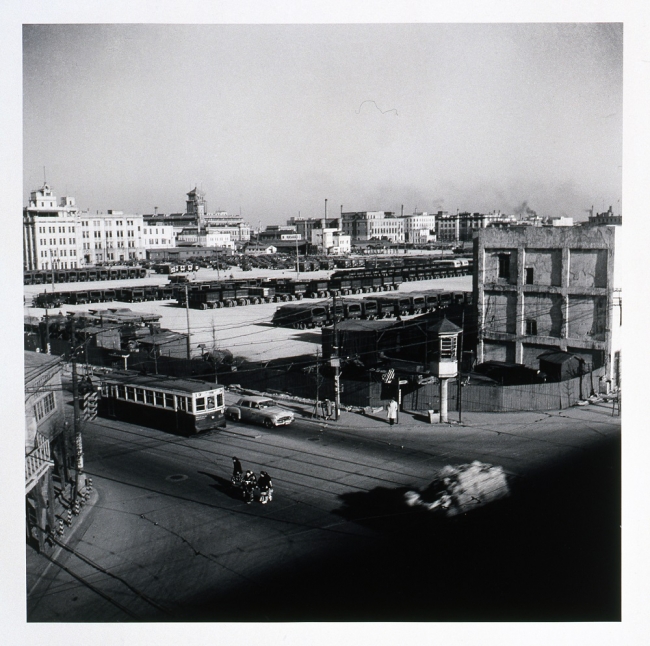 奥村泰宏《尾上町交差点》1949年 ゼラチン・シルバープリント 33.9×33.9cm