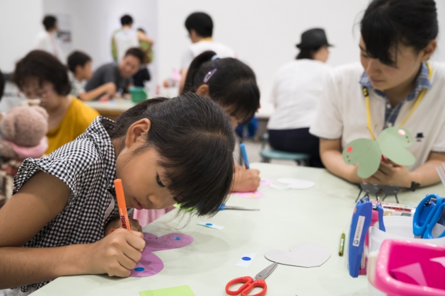 「横浜市こどもの美術展2017」自由参加ワークショップの様子　photo：Ken Kato