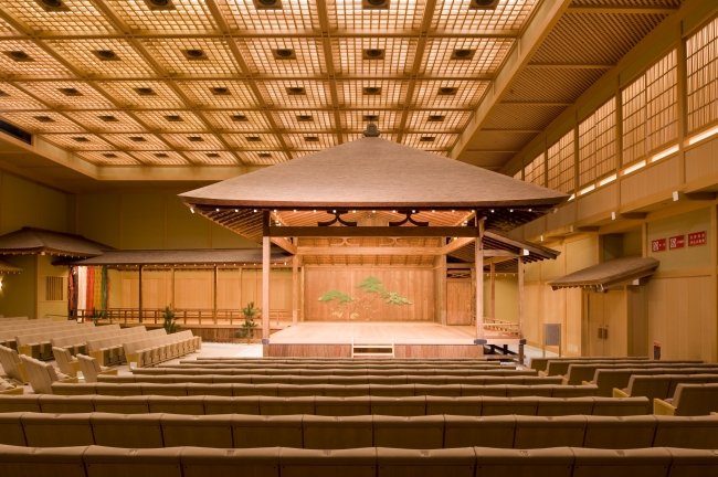 横浜能楽堂の本舞台は140年前に建てられた舞台を移築・復元したもの