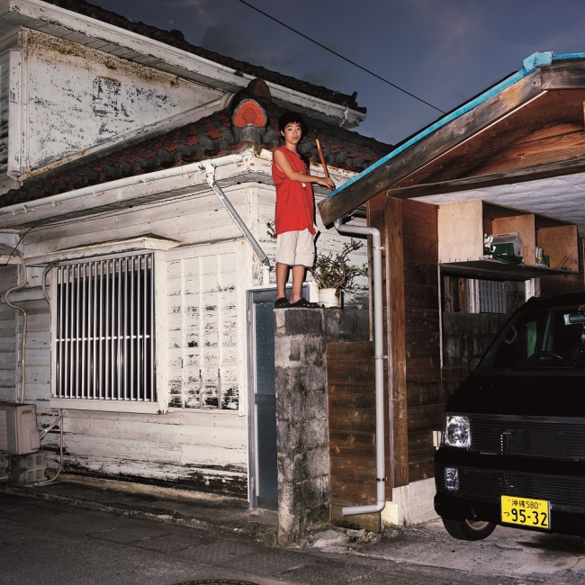 《OP.001143 那覇（okinawan portraits 2010-2012 より）》2011 年 インクジェット・プリント