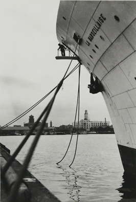 五十嵐英壽《ハマの三塔》1953年　ゼラチン・シルバー・プリント　47.6×31.9cm