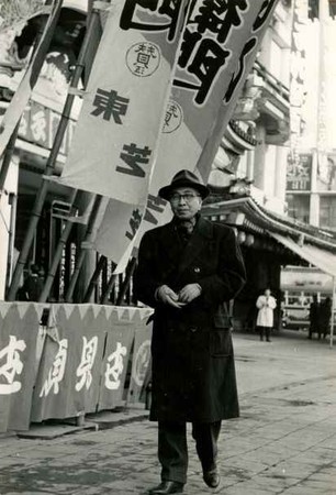 1960頃 歌舞伎座の前で 大佛次郎