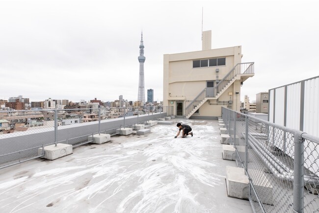 来田広大《東京には空がない (Rooftop Drawing)》2021年 映像 5分33秒 撮影：吉本和樹 協力：KAIKA 東京 by THE SHARE HOTELS, CLEAR GALLERY TOKYO