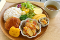 【三田市役所:さんさん食堂】〝30品目〟が一皿で摂れる「彩りランチプレート」スタート!オープン時間11時に変更!