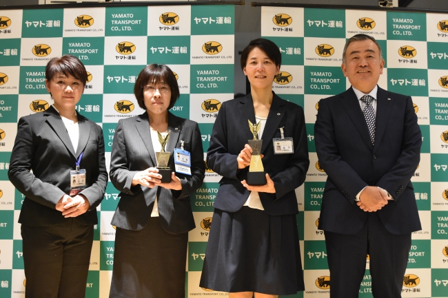左から、お客さま満足賞　三木正子さん、準優勝　太田さやかさん、優勝　金子有紀子さん、長尾社長、