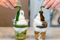 わらびもち専門店がつくる、新スタイルの「生わらびもち入りアイス」。抹茶味をリニューアルし、ほうじ茶味が新登場