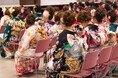 成人式の振袖レンタルの予約は5割以上の方が半年以上前にしている一方で、3ヶ月以内になってから予約する方は約3割もいることが判明!株式会社渡辺写真館が「成人式の振袖のレンタル」に関する調査を実施!