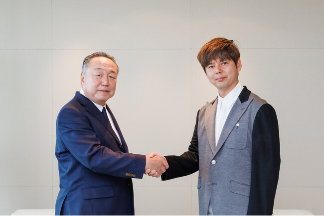 （左から）HUUMの山田覚・代表取締役社長とララステーション日本法人の重冨逹也・代表取締役
