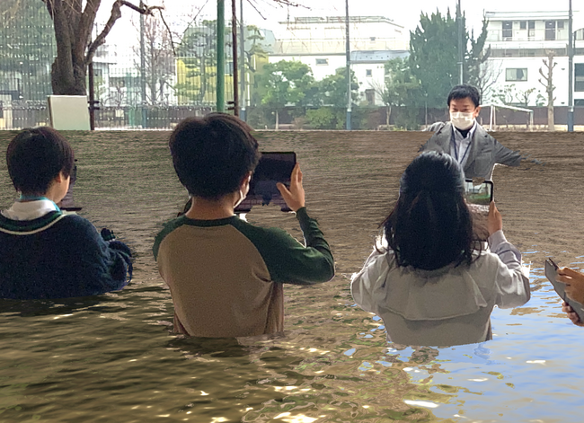 AR浸水体験の防災アプリを活用した小学校での避難訓練の様子